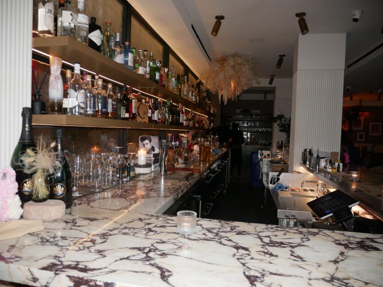 Le Salon Cocktail Bar & Restaurant Lounge